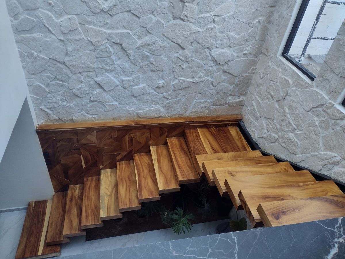Escalera con muro de piedra blanca