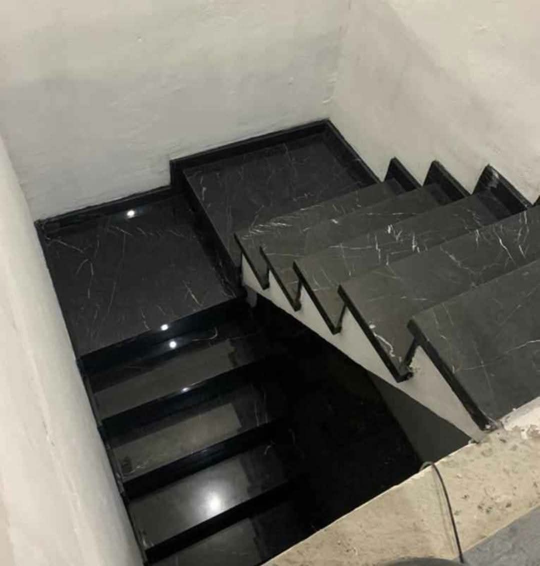 Escalera recubierta en mármol negro