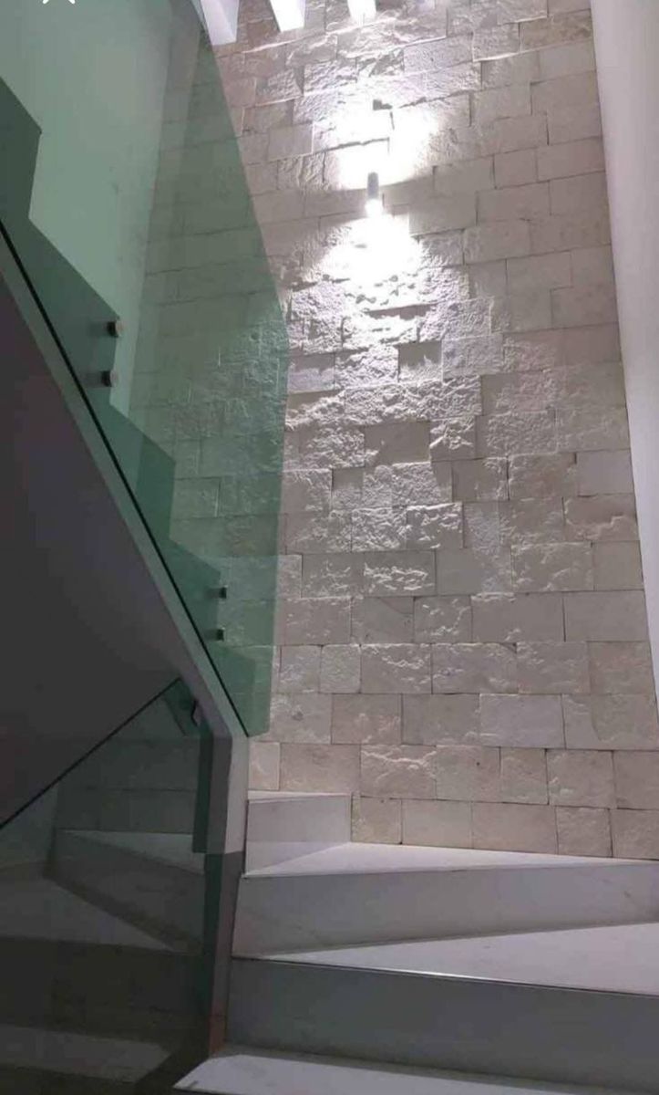 Cubo de escalera en tira de piedra blanca