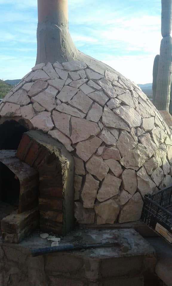 Horno de leña forrado con laja irregular