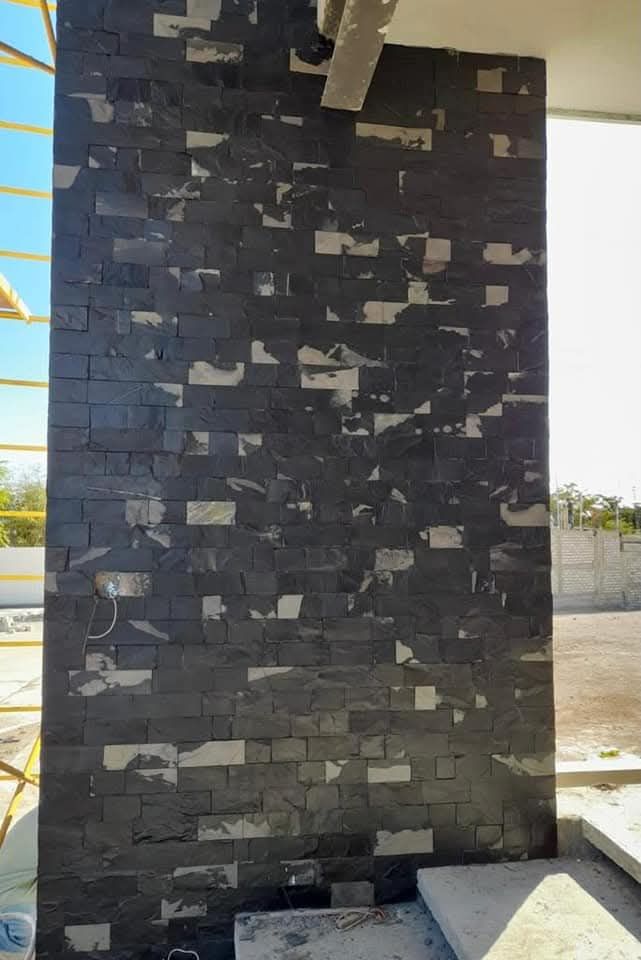 Muro alto en piedra negra