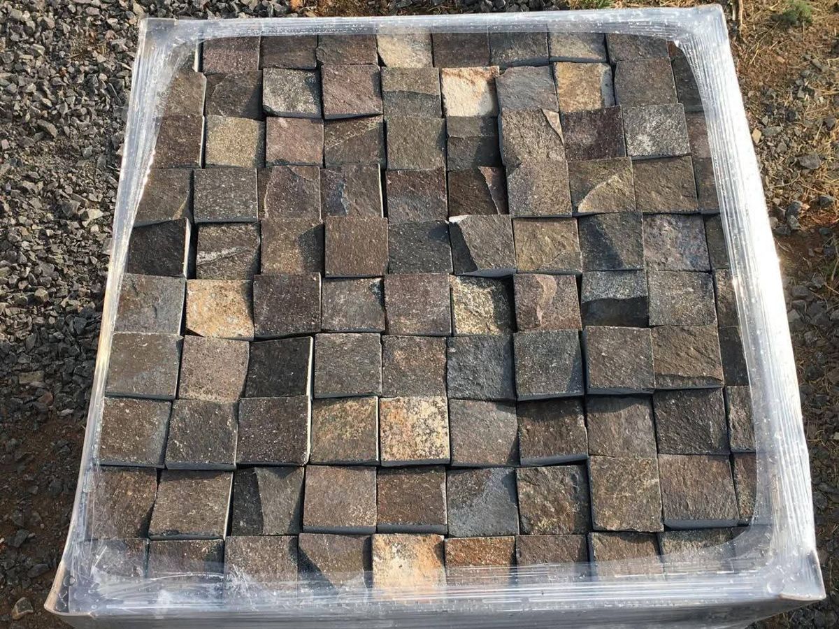 Tarima de piedra cortada, emplayada para entrega